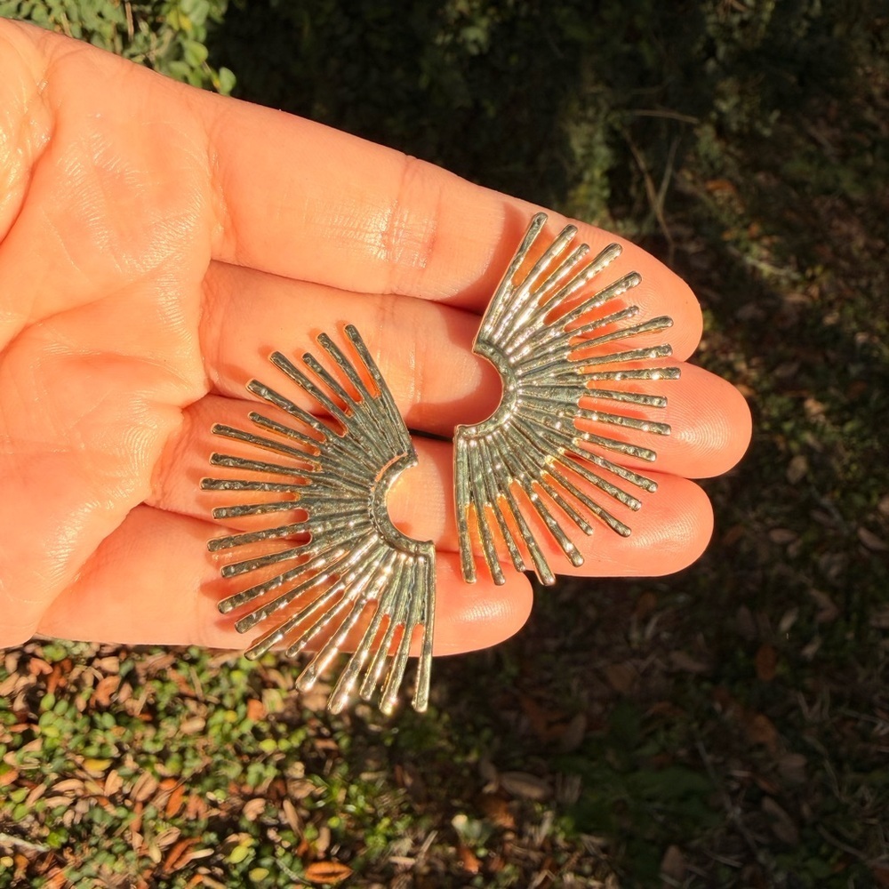Elegant Gold Sunburst Earrings - Picture 6 of 7